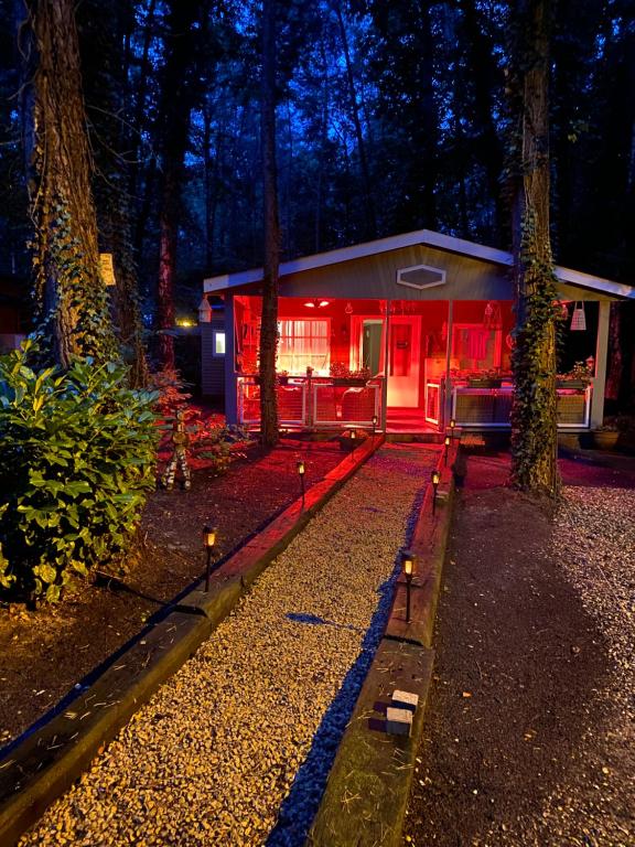 une maison avec des lumières rouges devant elle dans l'établissement Chalet, à Lanaken