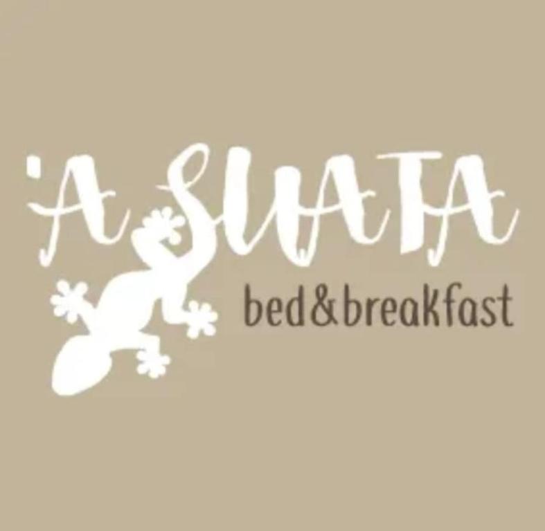 um sinal para uma cama e pequeno-almoço com um macaco em A Suata em Maratea