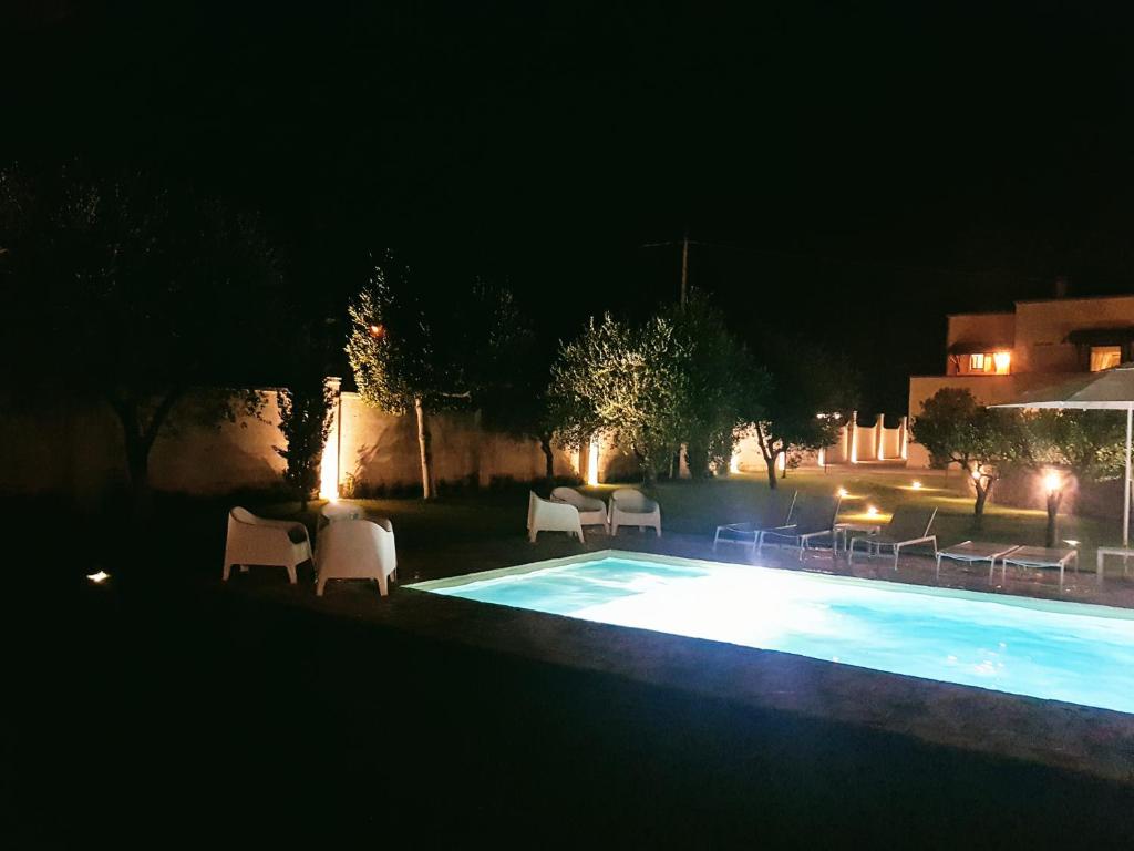 Bazén v ubytování BORGO LUNA b&b nebo v jeho okolí