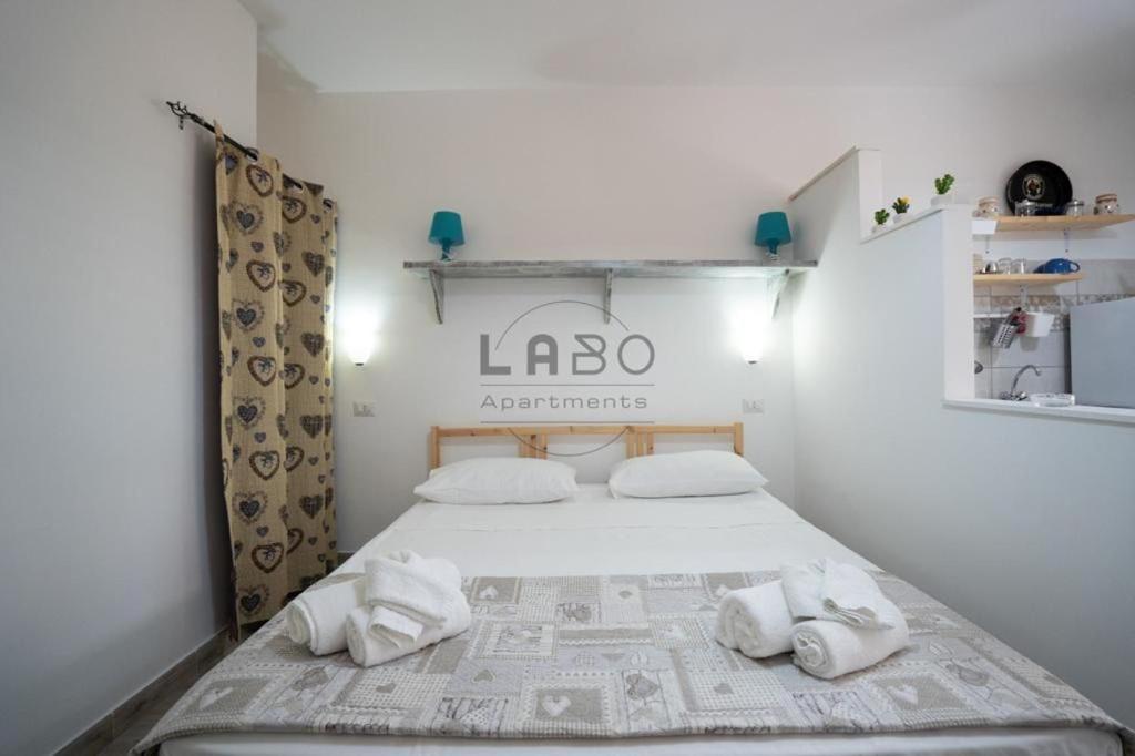 ein Schlafzimmer mit einem Bett mit Handtüchern darauf in der Unterkunft Ilios in Tropea