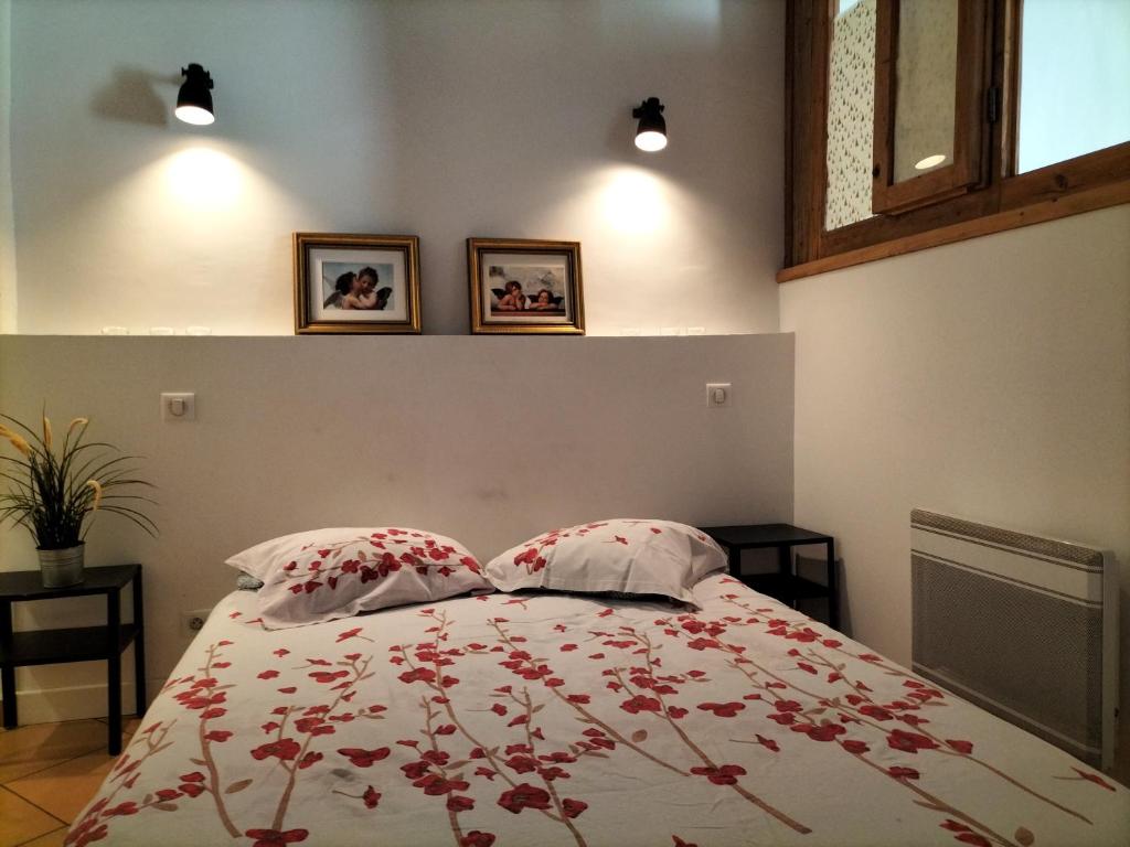 Łóżko lub łóżka w pokoju w obiekcie CORDELIERS MAIRIE