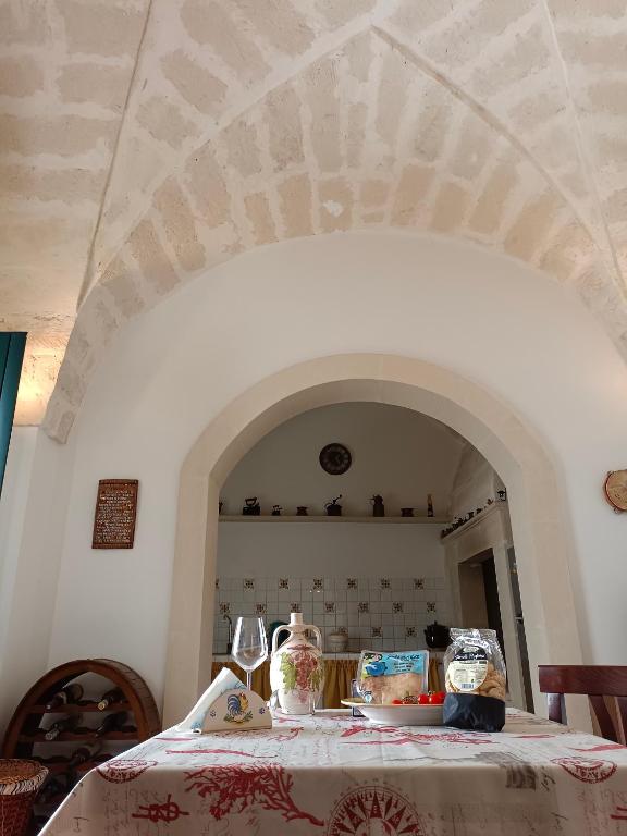stół z tkaniną na górze w obiekcie Casa vacanze Chiarodiluna w mieście Giurdignano