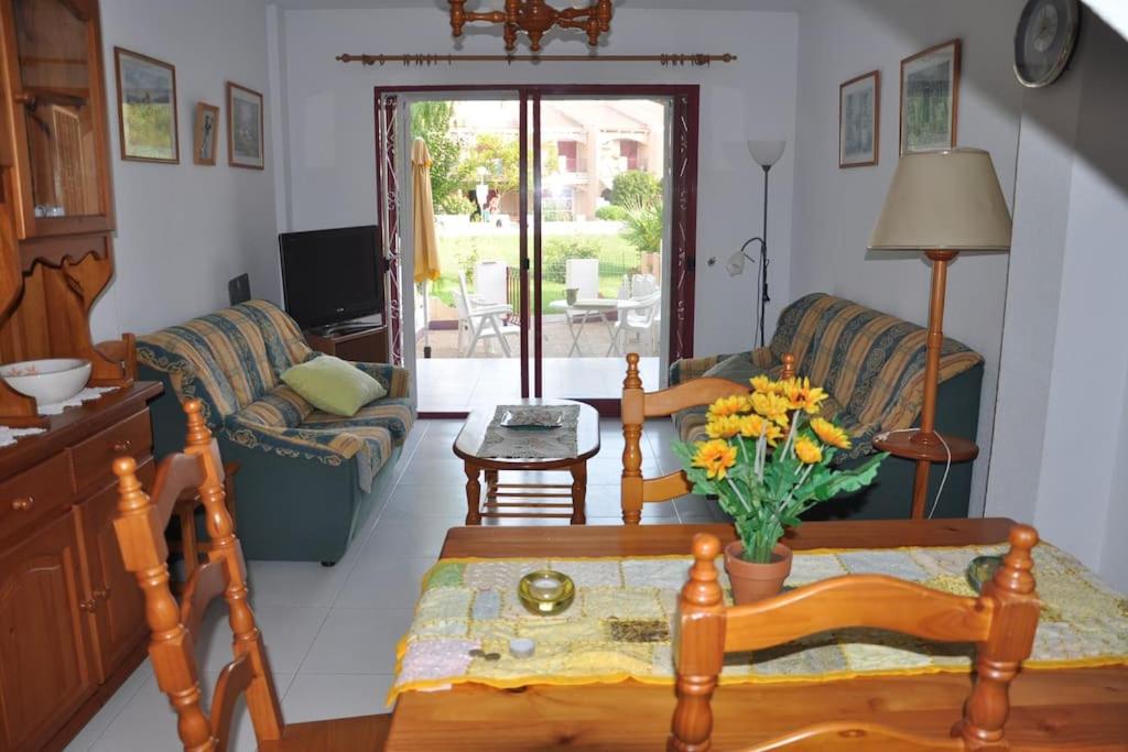 un salon avec un canapé et une table dans l'établissement Duplex junto al Mar con Jardin y Piscina, à Puerto de Mazarrón