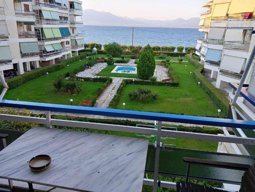 einen Balkon mit Garten- und Meerblick in der Unterkunft Apartment with sea view in Oropos