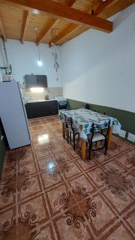 Habitación grande con mesa y sillas. en MALARGÜE en Malargüe