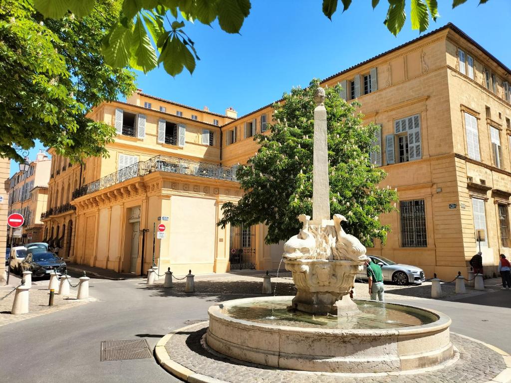 fontanna na środku ulicy przed budynkiem w obiekcie CORDELIERS MAIRIE w Aix-en-Provence