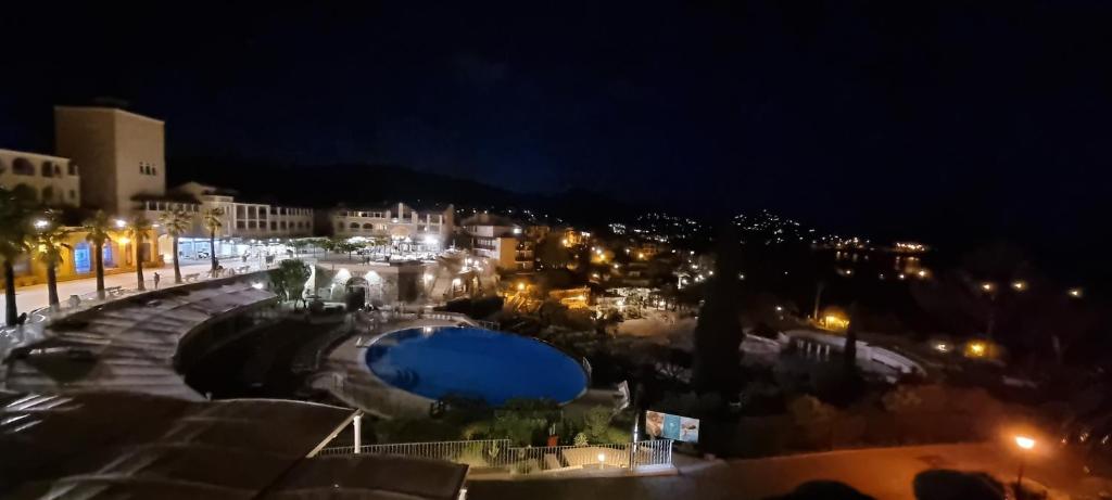 Fotografie z fotogalerie ubytování Agay Cap Esterel Village Allée Fleurs - F2 Clim vue golf et mer - Grande terrasse plein sud v destinaci Agay - Saint Raphael