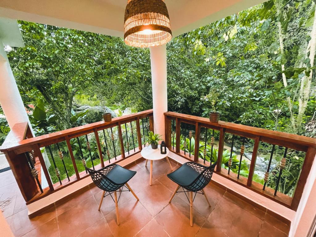 Balkón nebo terasa v ubytování Casa del Arroyo 2-Bedroom Cottage Fireplace and BBQ