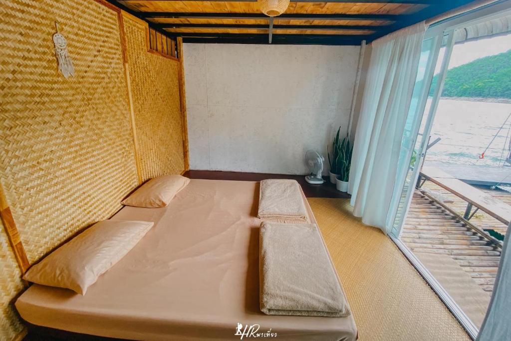Postel nebo postele na pokoji v ubytování Hometown Riverview - โฮมทาวน์ ริเวอร์วิว