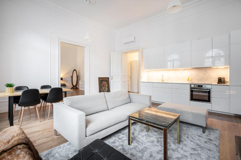 Classical apartment with modern style downtown! 1065 Budapest, 1-3 Podmaniczky utca kép - 1