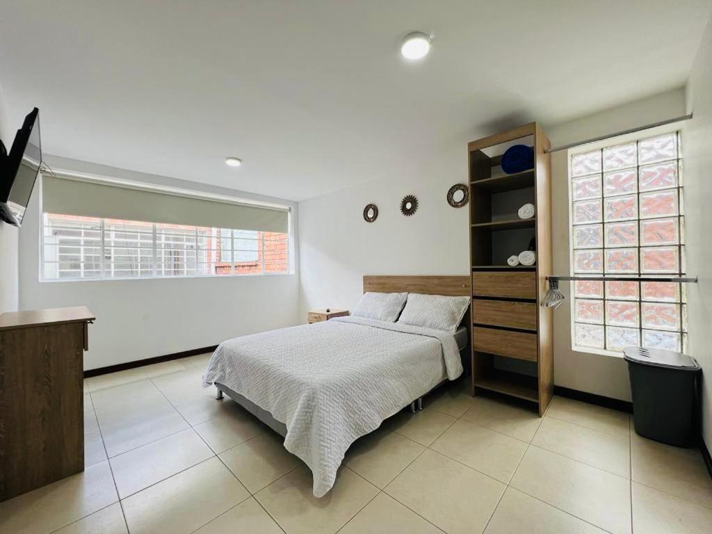 Een bed of bedden in een kamer bij Hostelfc San Luis