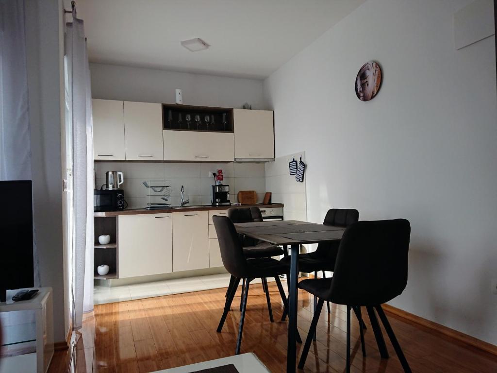 una cucina con tavolo e sedie in una stanza di West Star Apartment a Trogir