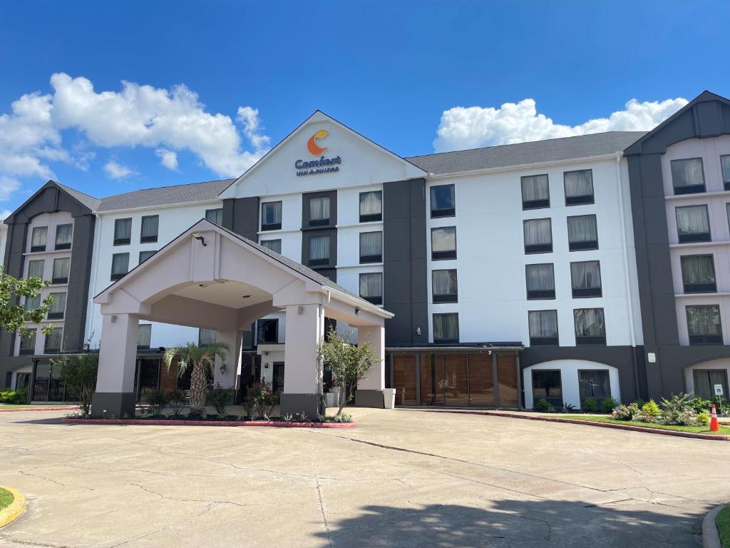 un hotel con un gran edificio en un aparcamiento en Comfort Inn & Suites Houston I-10 West Energy Corridor en Houston