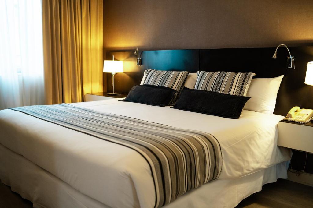 1 cama blanca grande en una habitación de hotel en Amérian Buenos Aires Park Hotel en Buenos Aires