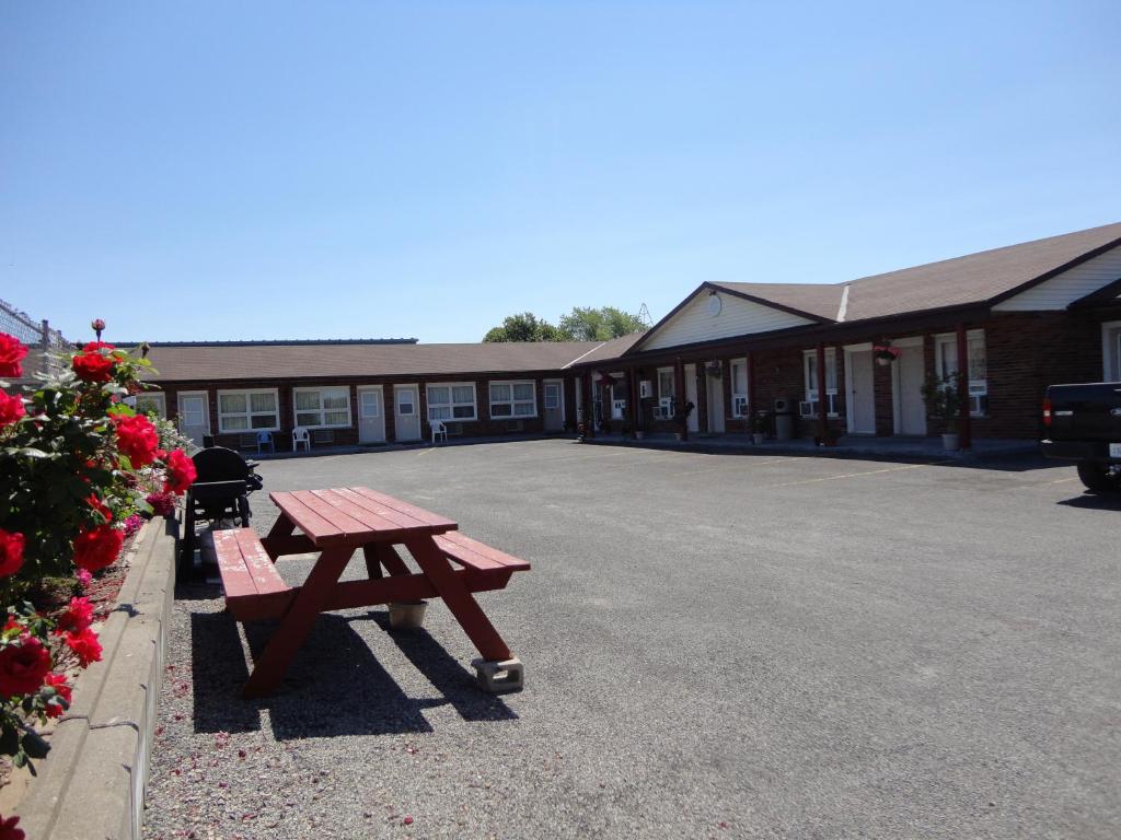 una mesa de picnic sentada frente a un edificio en Good Night Inn en Port Colborne