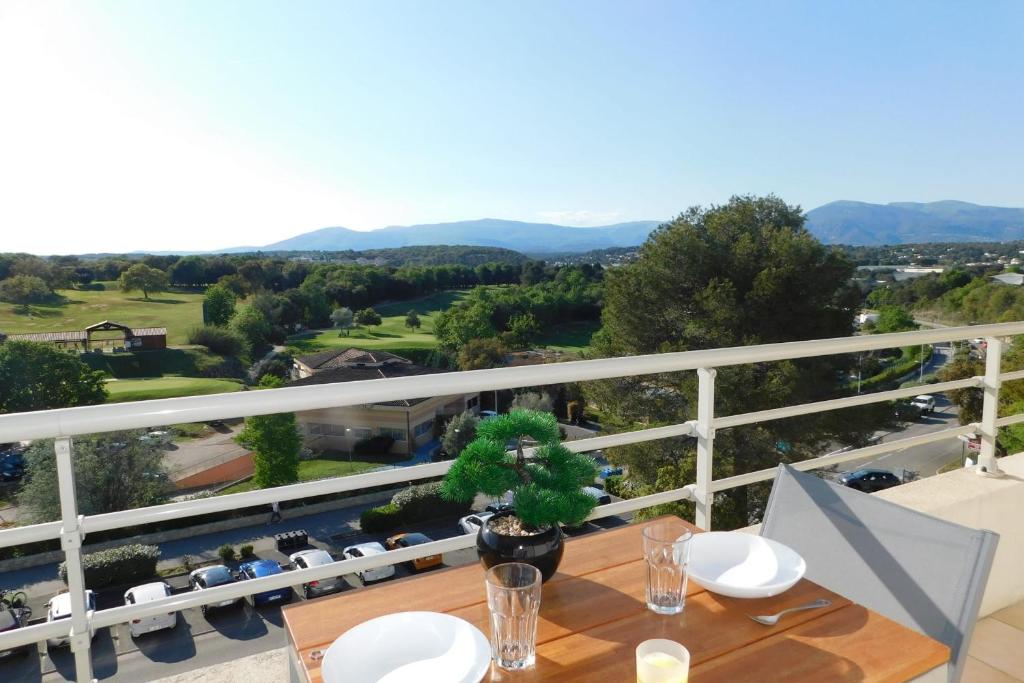 - une table sur un balcon avec vue dans l'établissement Bright T2 "Golf Panorama" air-conditioned parking golf view, à Biot