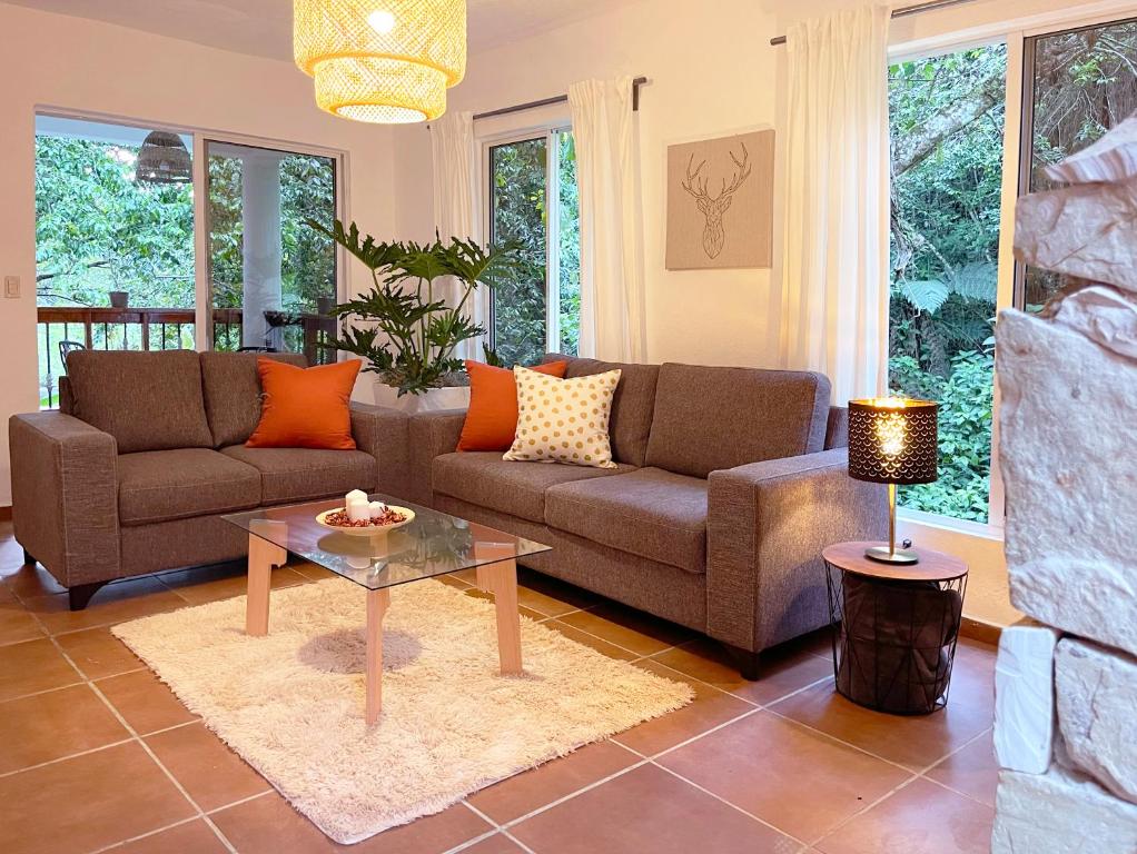 Posezení v ubytování Casa del Arroyo 2-Bedroom Cottage Fireplace and BBQ