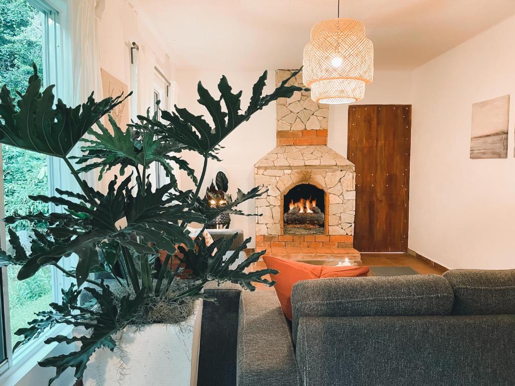 Posezení v ubytování Casa del Arroyo 2-Bedroom Cottage Fireplace and BBQ