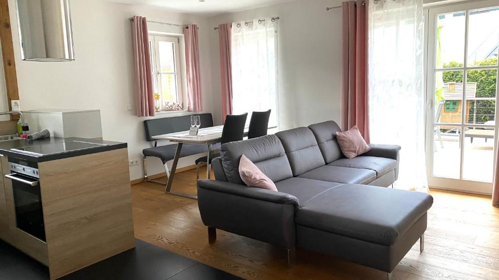 uma sala de estar com um sofá e uma mesa em Lea am See - Bio Design Appartement em Tegernsee