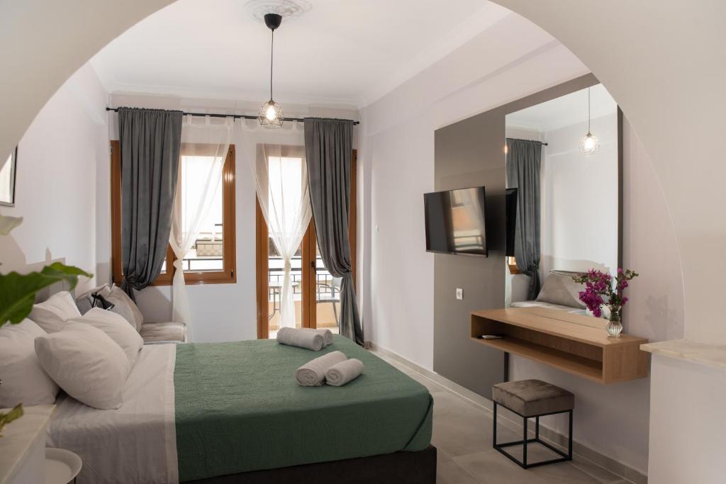 um quarto com uma cama verde e um espelho em Vesta suite&studio in Chania Old Town em Chania