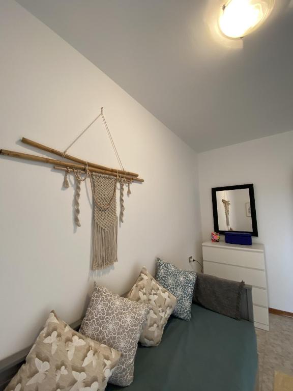 Posedenie v ubytovaní Dolce Alba: 2 BR apartment 8min walk from the beach