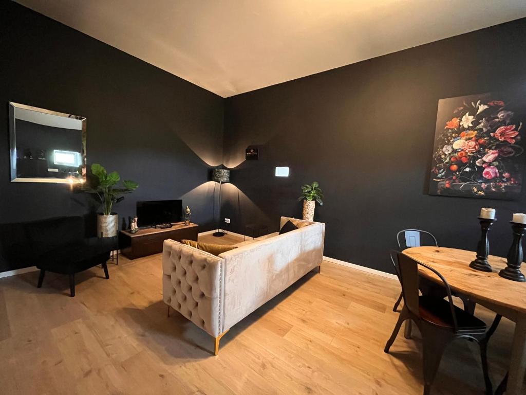 sala de estar con sofá y mesa en Gîte "Le Loft", en Chamblet