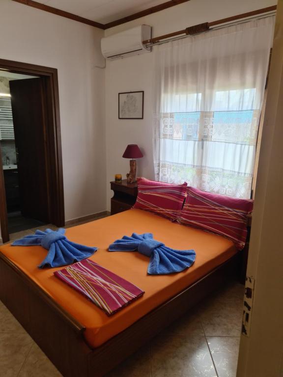 Кровать или кровати в номере Votsi Seaview