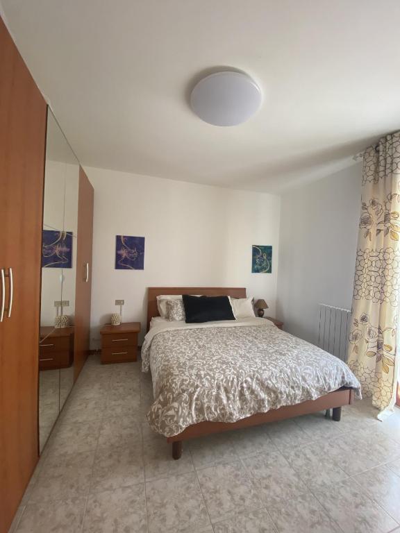 Posteľ alebo postele v izbe v ubytovaní Dolce Alba: 2 BR apartment 8min walk from the beach