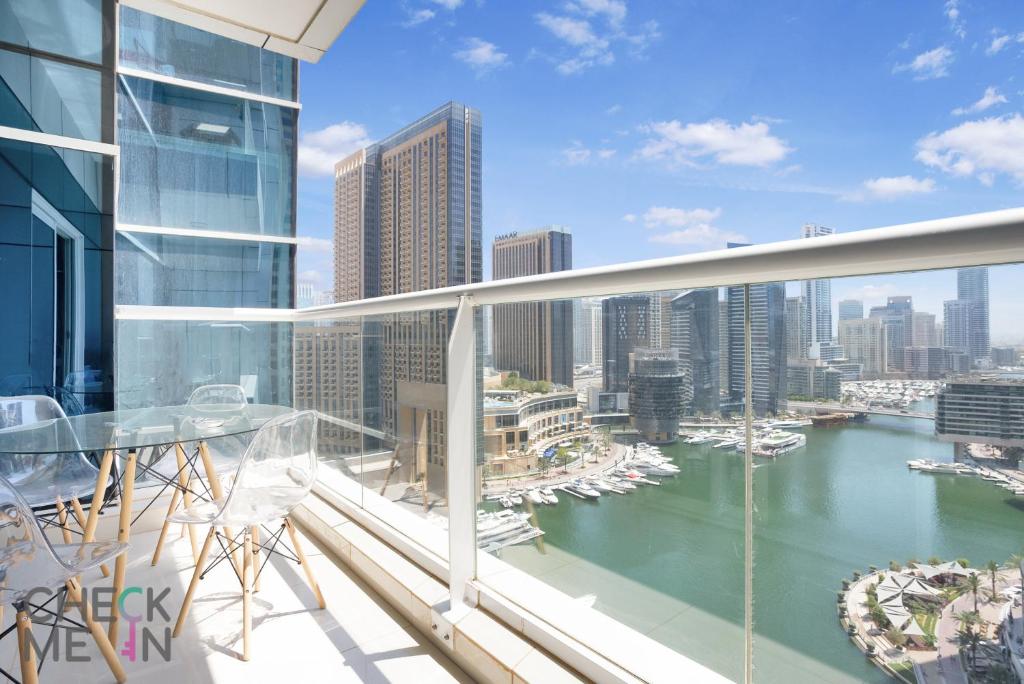 een balkon met uitzicht op een rivier en gebouwen bij Luxury 2BR with Breath-taking Dubai Marina Views in Dubai