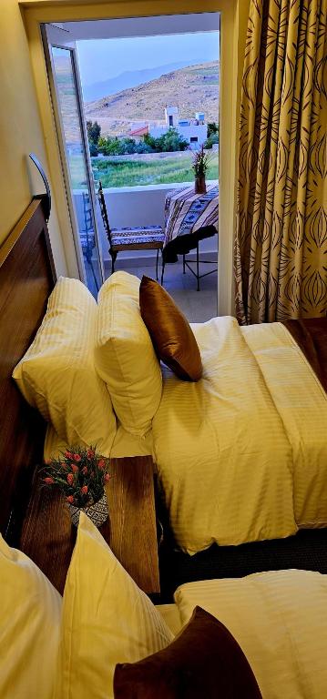 Postel nebo postele na pokoji v ubytování Petra Passion Inn