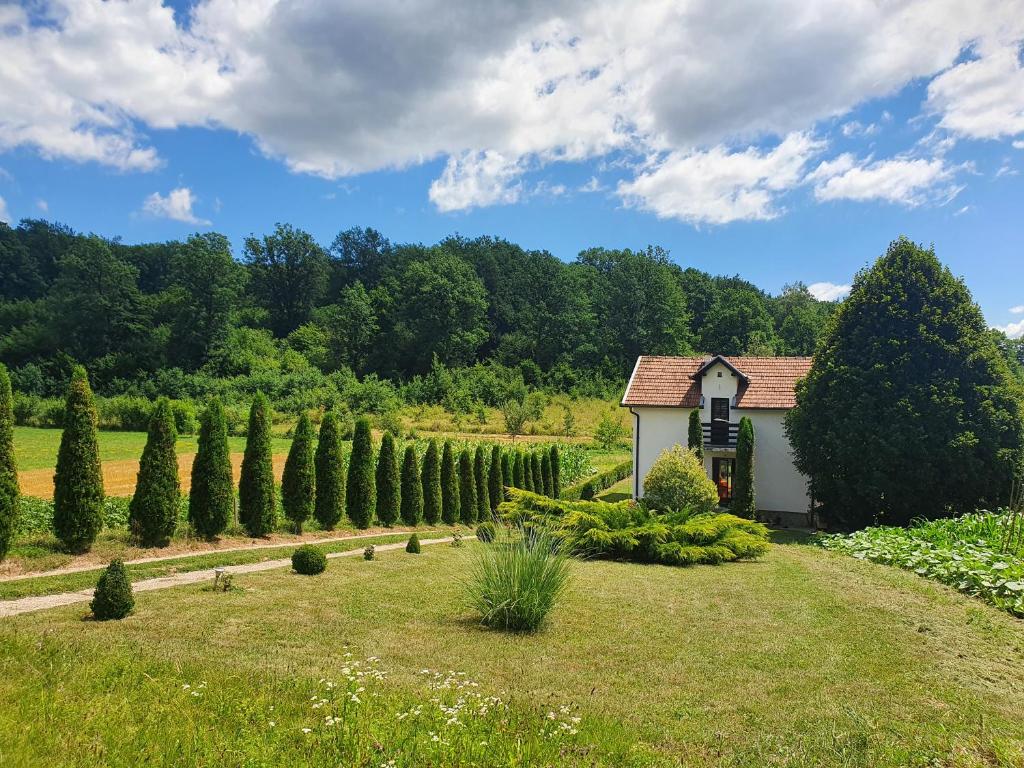 ein kleines Haus in einem Garten mit Bäumen in der Unterkunft Zelena dolina-Green Valley in Travnik