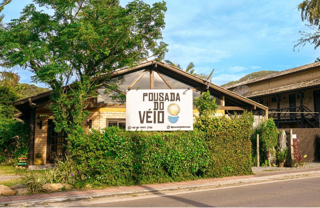 a house with a sign that reads fulska tofu vet at Pousada do Véio in Garopaba