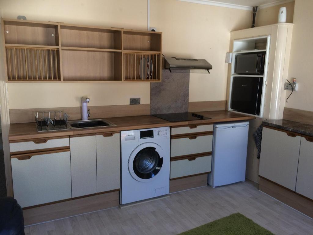 uma cozinha com uma máquina de lavar roupa em Hockham em Kings Lynn