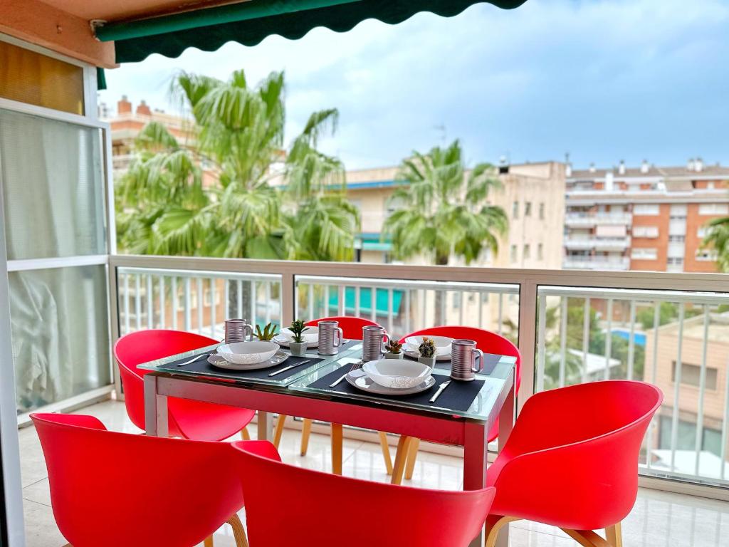 einen Tisch und Stühle auf einem Balkon mit Stadtblick in der Unterkunft Domuum Holidays - BARCELONA Family Home in Salou