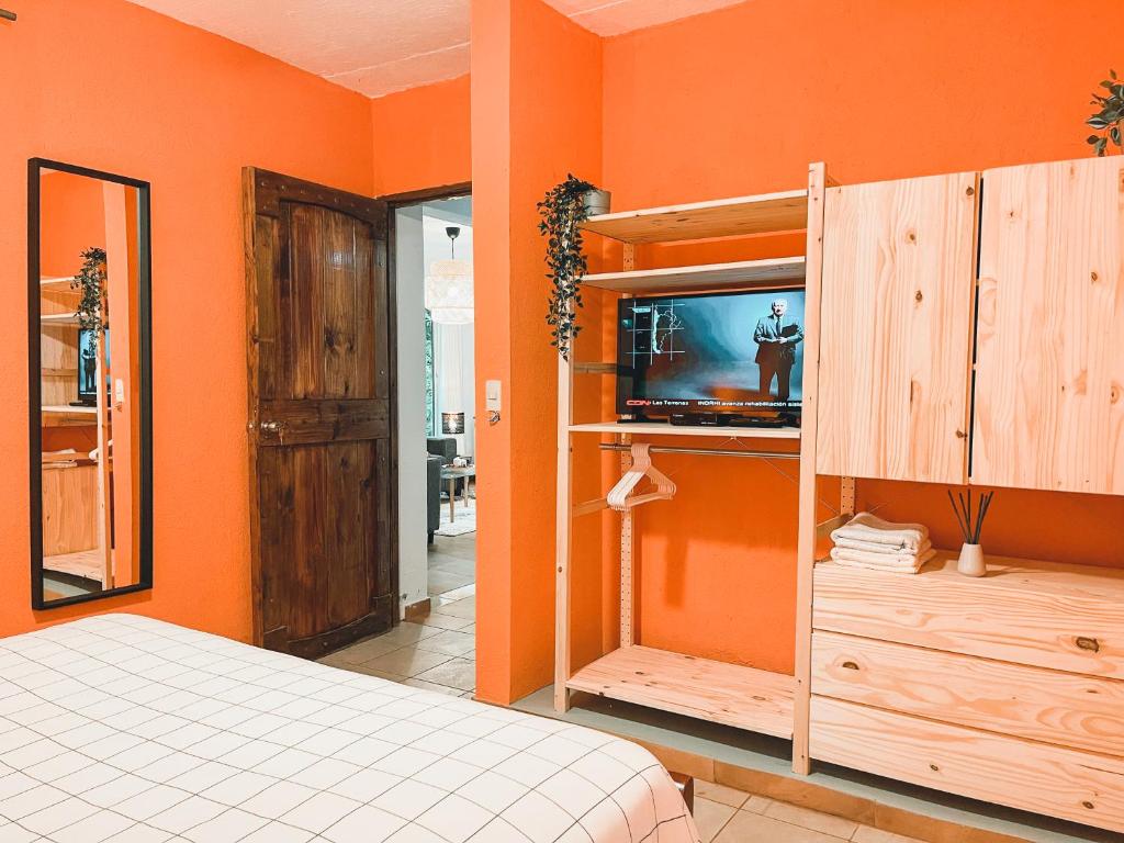 Postel nebo postele na pokoji v ubytování Casa del Arroyo 2-Bedroom Cottage Fireplace and BBQ
