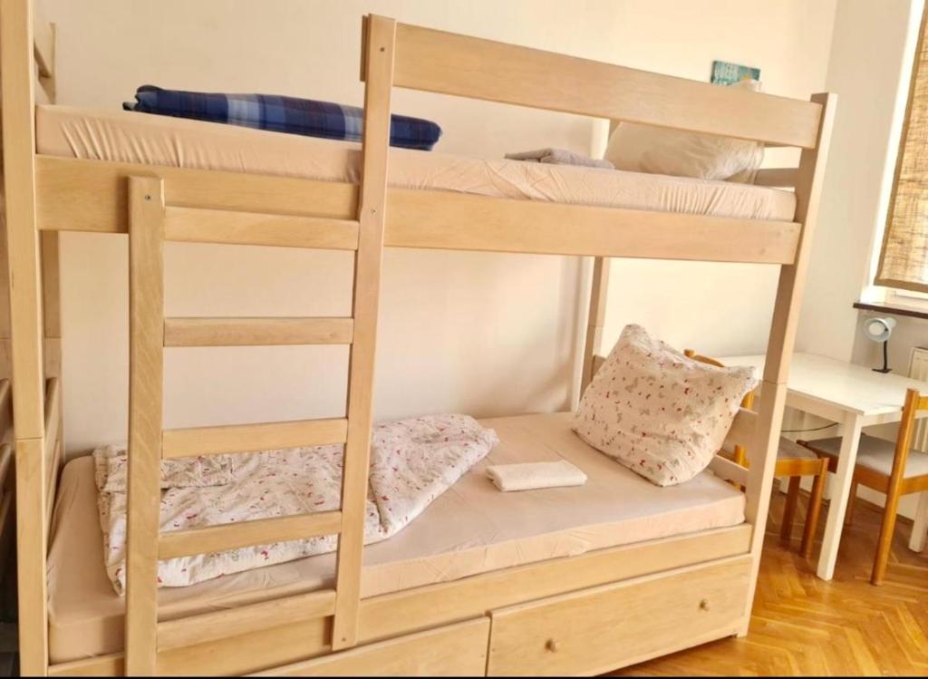 Postel nebo postele na pokoji v ubytování BISHNU HOSTEL