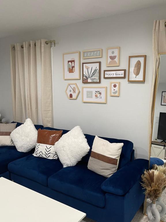 un divano blu in soggiorno con immagini appese al muro di Modern Loft 