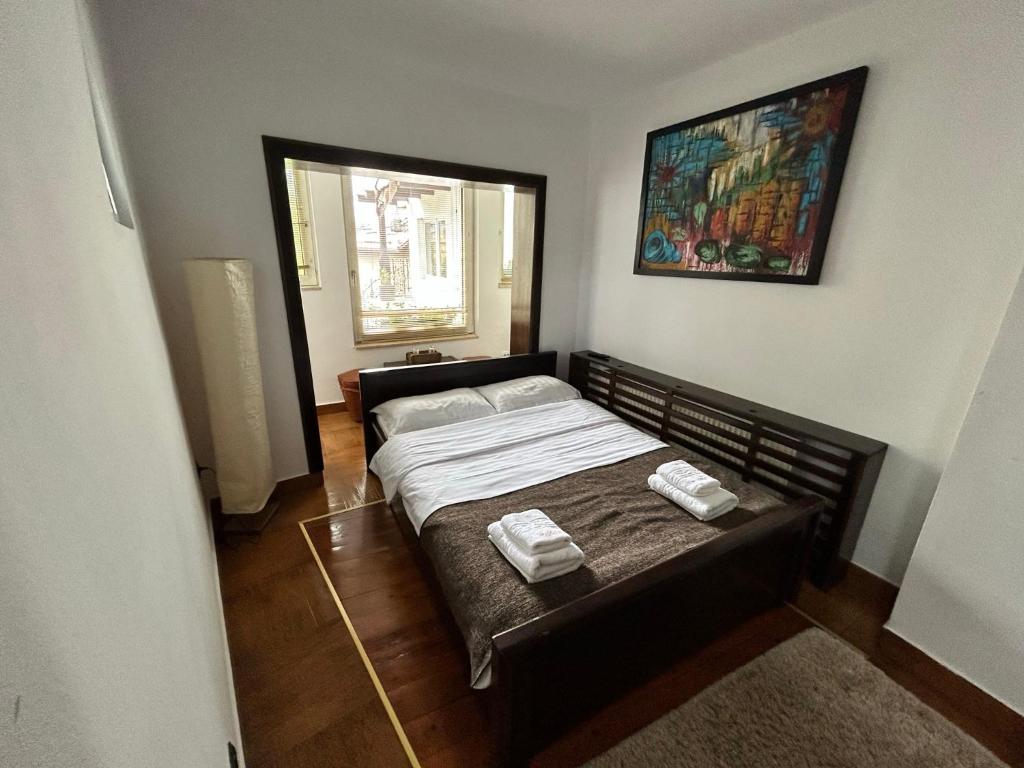 sypialnia z łóżkiem z dwoma ręcznikami w obiekcie Pensiunea Lorena w mieście Bran