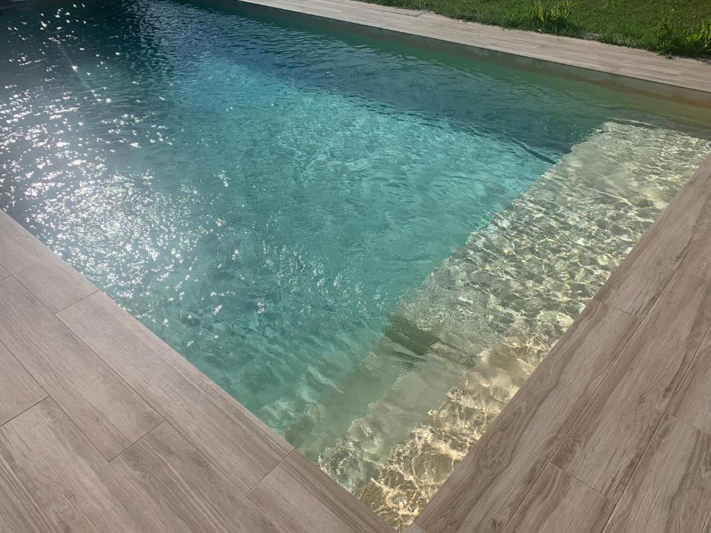 - une vue sur la piscine d'eau dans l'établissement Magnifique Villa idéalement située, à Puget-sur Argens