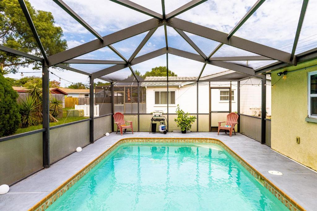 Piscina de la sau aproape de Marlin's Palm Oasis - Beach House, Amazing Pool, BBQ Area
