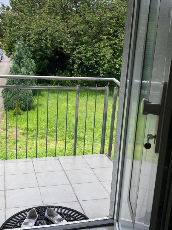 desde una ventana de un porche con una puerta en Toll Apartment mit privatem Eingang free Parking Slbst Check-in NETFLIX 30 Zone ruhig en Duisburg