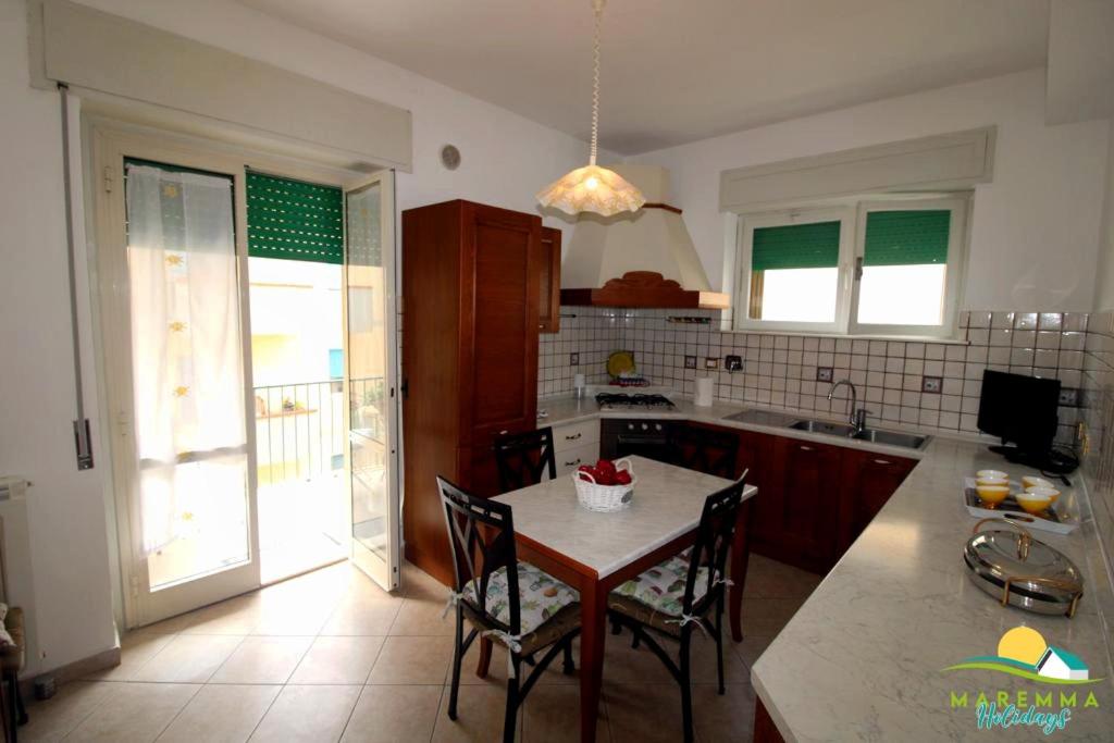 Η κουζίνα ή μικρή κουζίνα στο Maremma Holidays : Fiore Apartment