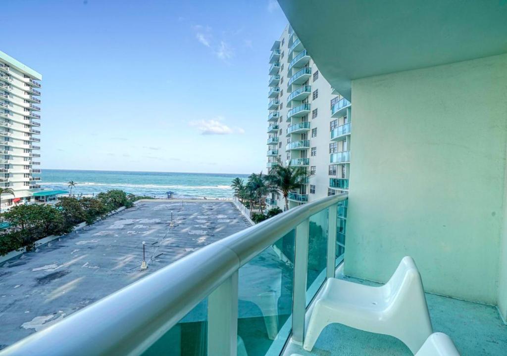 Miami Hollywood Condo 2BD With Ocean View 005-21mar في هوليوود: شرفة لشقة مطلة على الشاطئ