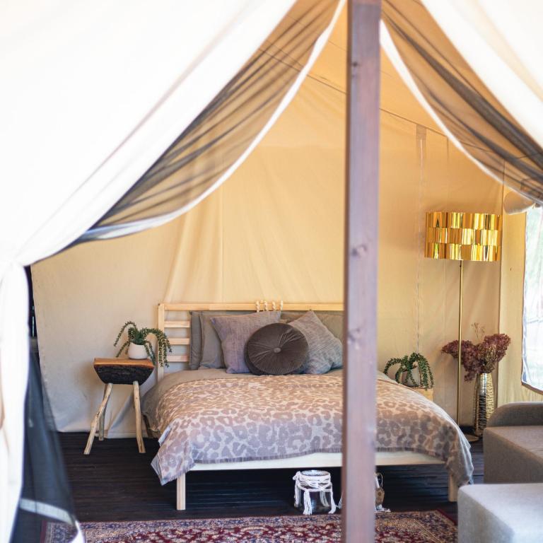 Postel nebo postele na pokoji v ubytování Boho Park Glamping