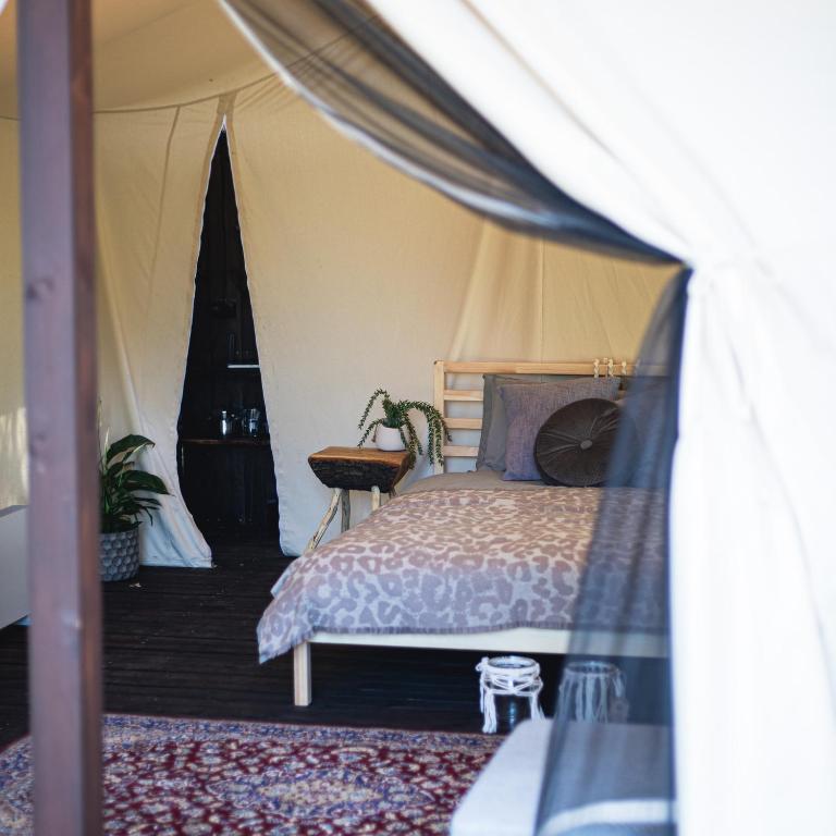 Postel nebo postele na pokoji v ubytování Boho Park Glamping
