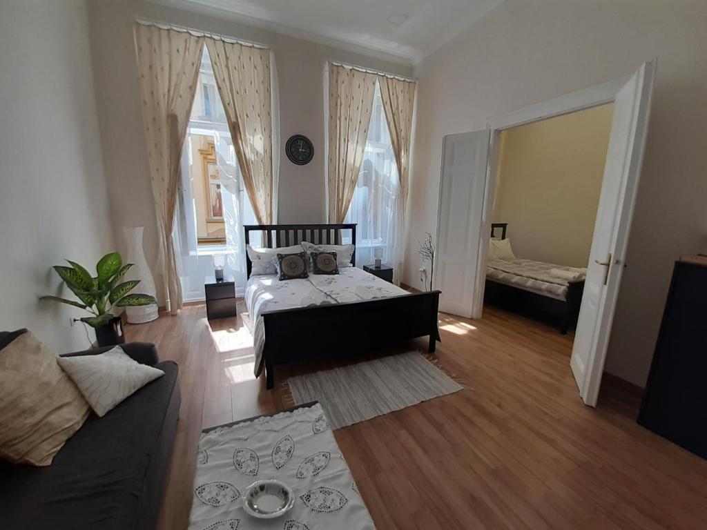 salon z łóżkiem i kanapą w obiekcie Dohány Central Apartment w Budapeszcie