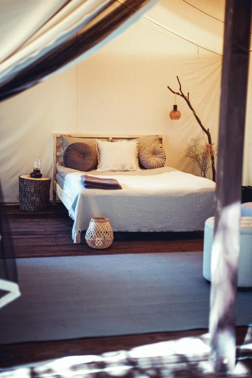 Postel nebo postele na pokoji v ubytování Boho Park Glamping