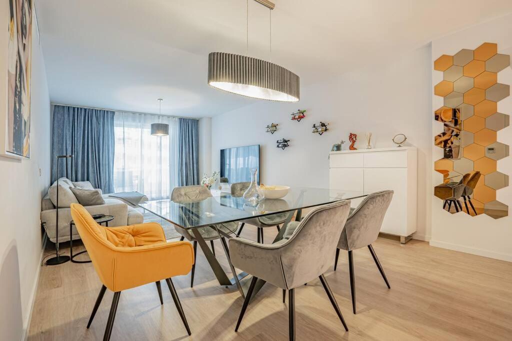 Posedenie v ubytovaní Beautiful Rooftop Pool 3Bed