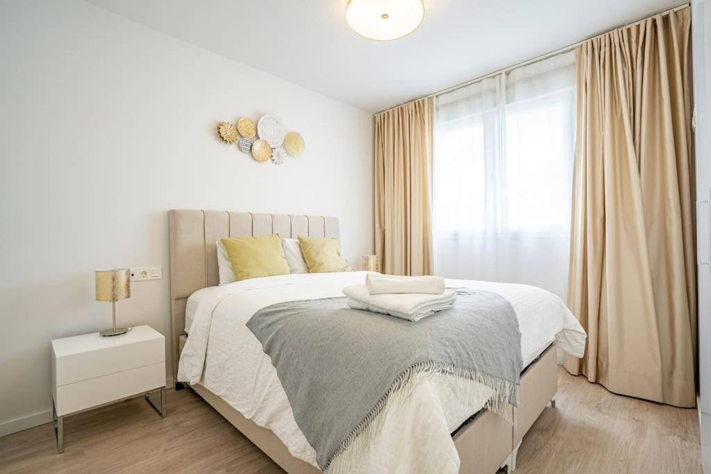 Posteľ alebo postele v izbe v ubytovaní Beautiful Rooftop Pool 3Bed