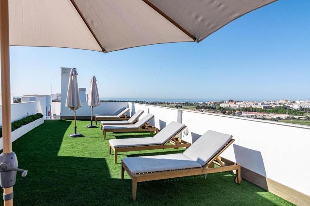 Balkón alebo terasa v ubytovaní Beautiful Rooftop Pool 3Bed